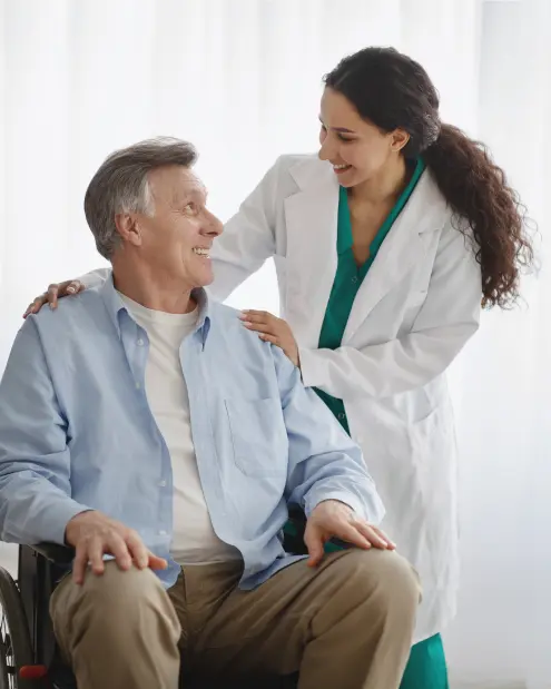 Photo d'un médecin de l'Ehpad, pour illustrer un client de Semaphors, Expert en informatique de santé