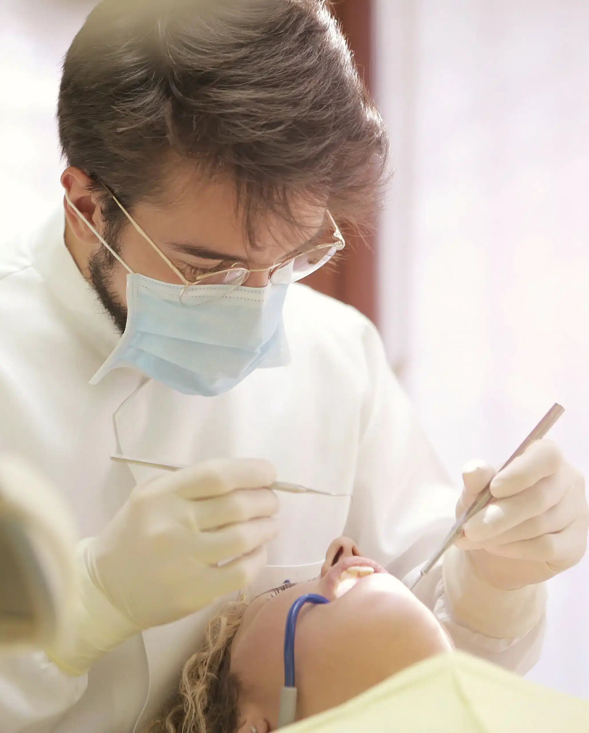 Photo d'un dentiste, pour illustrer un client de Semaphors, Expert en informatique de santé