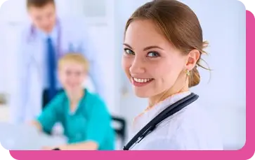 Photo d'une infirmière CSNP au premier plan avec un patient au second plan